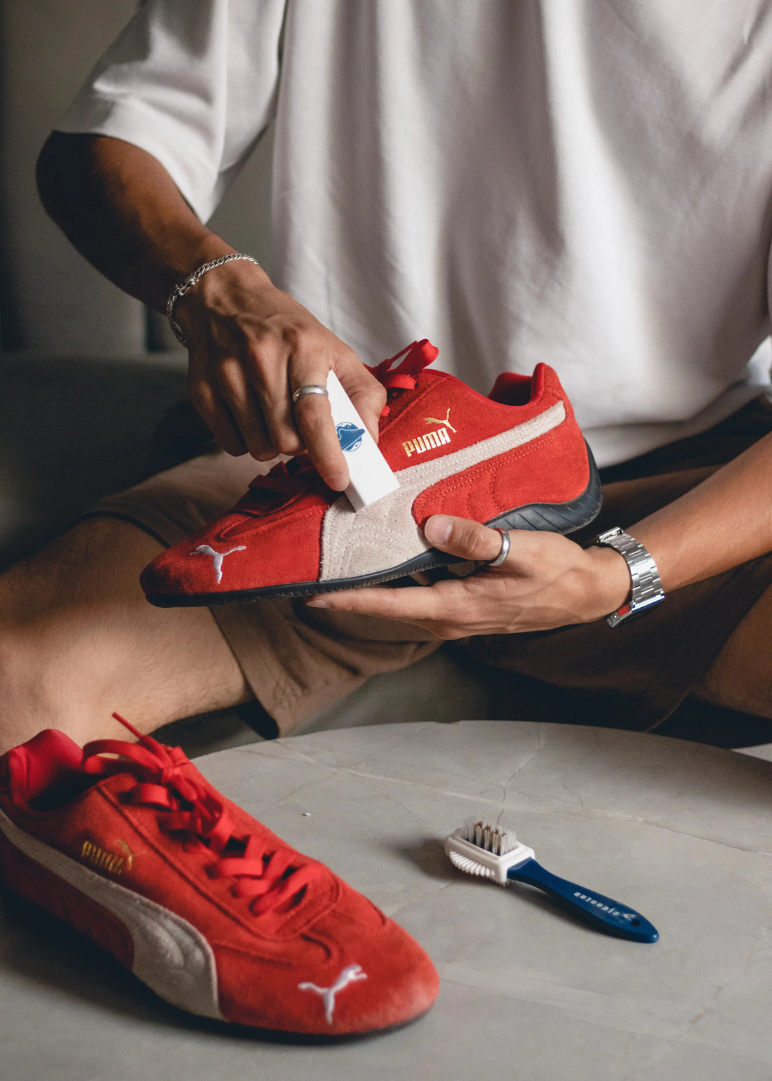 4 productos esenciales para limpiar tenis de gamuza