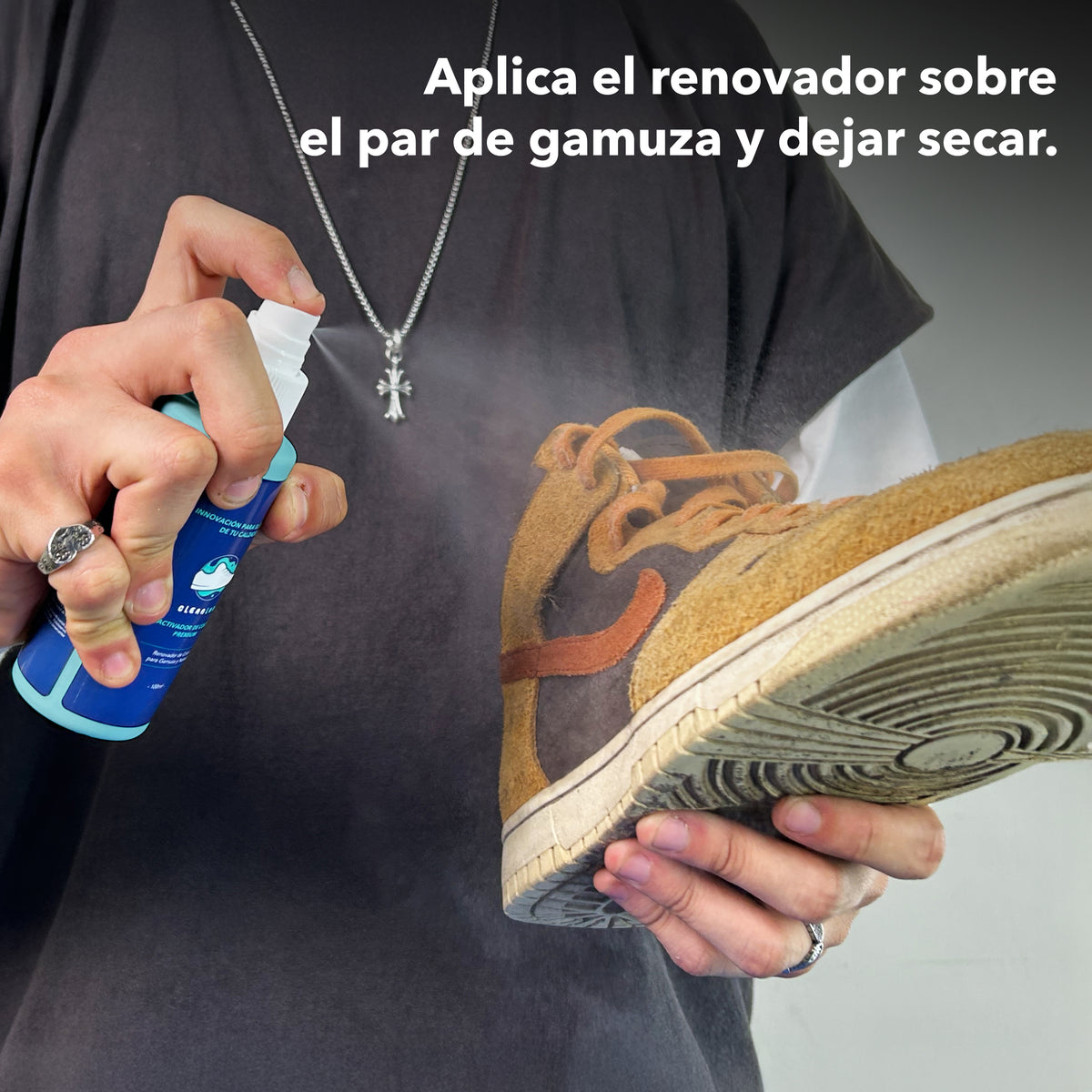 Cliente aplicando el Activador de Color Premium de Clean Lab sobre tenis de gamuza para renovar el color y dejar secar